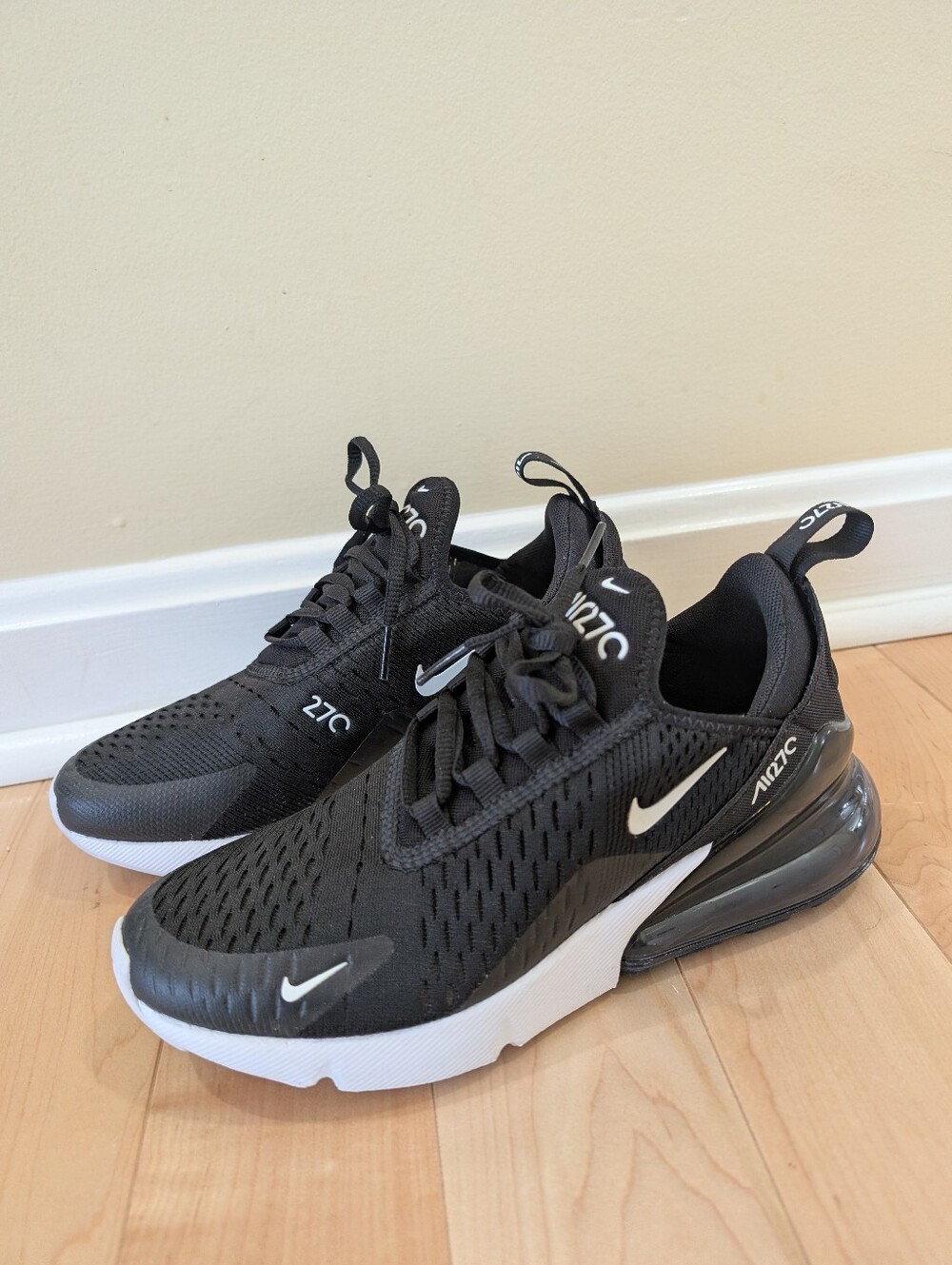 LIKE NEW Nike Air Max 270 Women's Black/White Sneakers 6.5